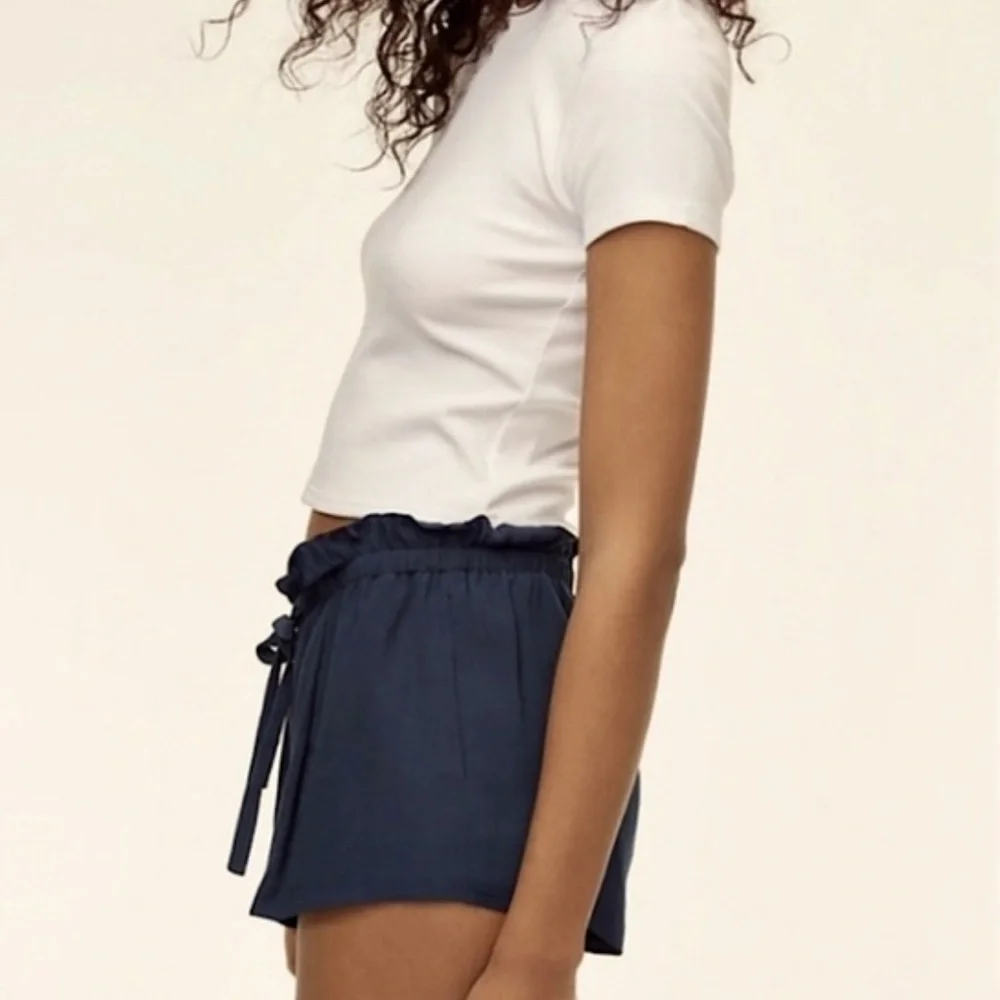 WILFRED ARITZIA BLACK DRAWSTRING SHORTS WITH POCKETS. Size M